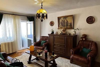 Apartament cu 3 camere decomandat în Cetate