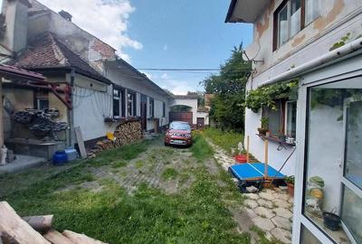 Casă cu Teren 1280 Mp în Central