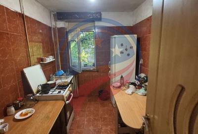 Apartament cu 3 camere semidecomandat în Calea București