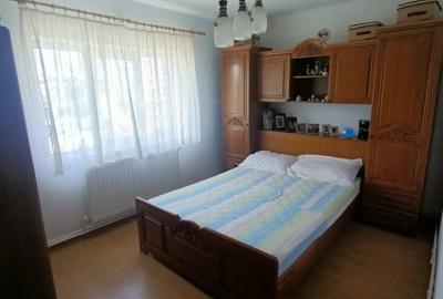 Apartament cu 3 camere semidecomandat în Pod