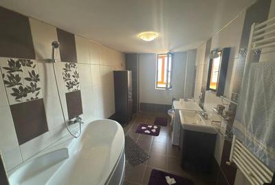 Apartament cu 3 camere decomandat în Letea