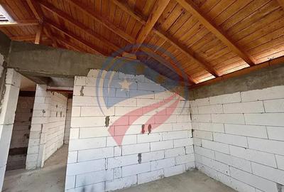 Casă cu 5 camere cu Teren 250 Mp în Central