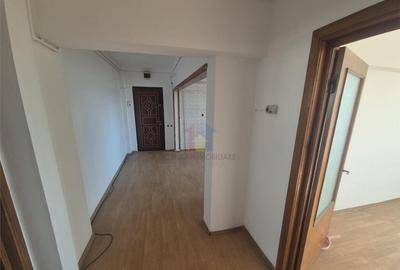 LIBER! 67mp Calarasilor 2 cam Decomandat etaj de mijloc - 3