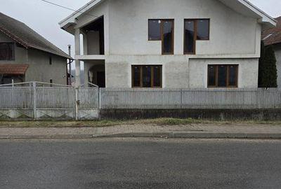 Casă cu 4 camere cu Teren 200 Mp în Central - 1