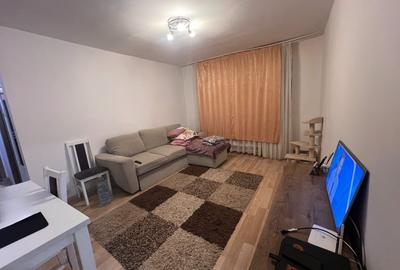 Apartament cu 3 camere semidecomandat, mobilat în Craiovița Nouă