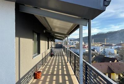 Apartament cu 3 camere decomandat în Independenței