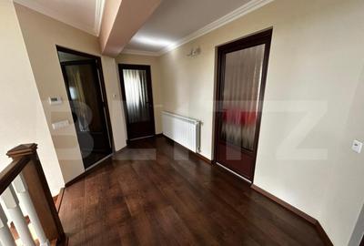 Casă cu 7 camere cu Teren 500 Mp în Central