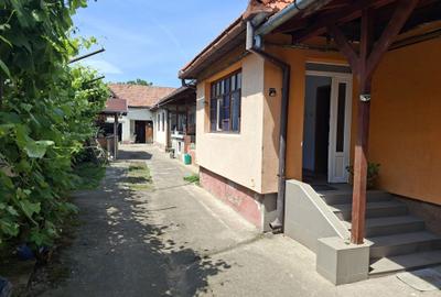 Casă cu 4 camere în Petrești