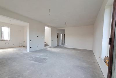 Casă cu 5 camere cu Teren 601 Mp în Central - 23