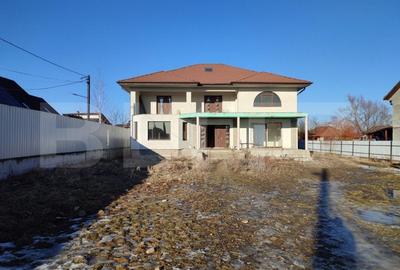 Casa individuala semifinisata, 2000mp teren, zona centrala Radauti - 1