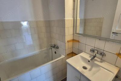 Apartament cu 3 camere decomandat în Romană
