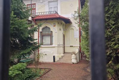 Casă cu 5 camere cu Canalizare în Democrației - 1
