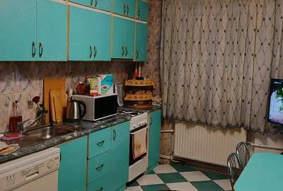 Apartament cu 3 camere semidecomandat în Central - 1