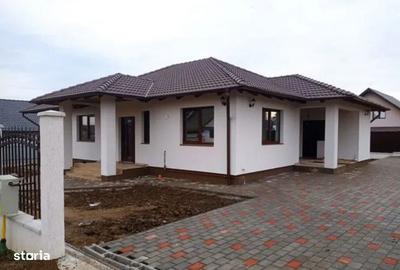 Casă cu 4 camere în Livezeni
