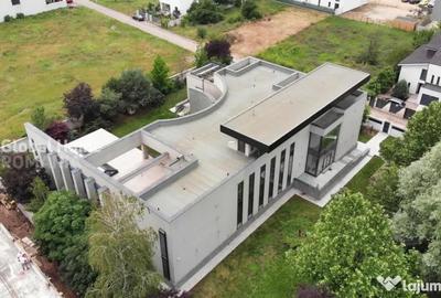 Casă cu 7 camere cu Garaj în Central