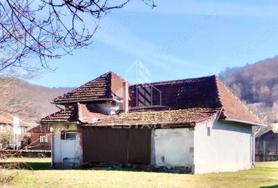 Casă cu 2 camere cu Teren 2000 Mp în Laz - 2