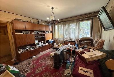 Apartament cu 3 camere semidecomandat, mobilat în 1 Mai