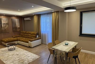 Apartament cu 3 camere decomandat, mobilat în Palazu Mare