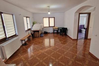 Casă cu 6 camere cu Teren 2676 Mp în Frasin - 3