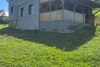 Casă cu 4 camere în Pietroasa - 8