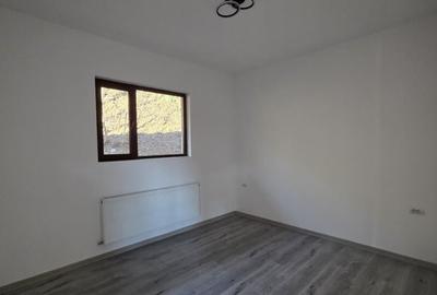 Casă cu 3 camere cu Teren 1890 Mp în Central