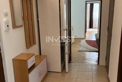 Apartament cu 3 camere semidecomandat în Podu Roș