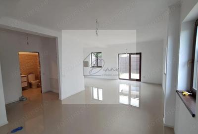 Casă cu 4 camere cu Canalizare în Odăi