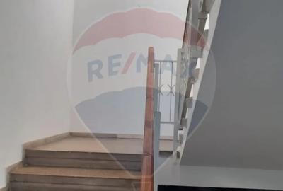 Casă cu 5 camere cu Teren 75 Mp în Central - 1