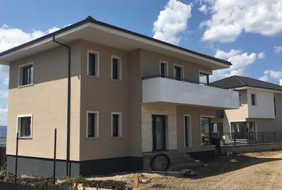 Casă cu 4 camere în Dezmir