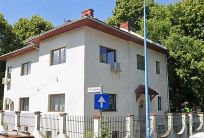 Casă cu 6 camere cu Teren 393 Mp în Tractorul - 1