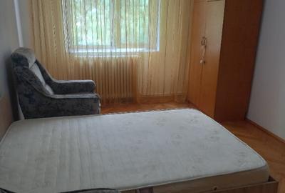 Inchiriez apartamant 3 camere, zona Pacurari (Petru Poni)