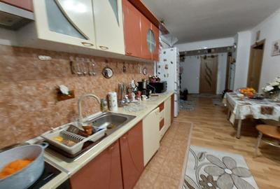 Apartament cu 3 camere semidecomandat în Florești - 2