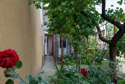 Oferta - casa de vanzare  si teren 241 mp, in zona Andronache