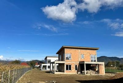 Casa individuala la rosu - 130 mp utili, teren 440 mp, drum privat - 8