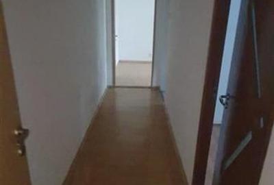 Apartament cu 3 camere semidecomandat în Berceni