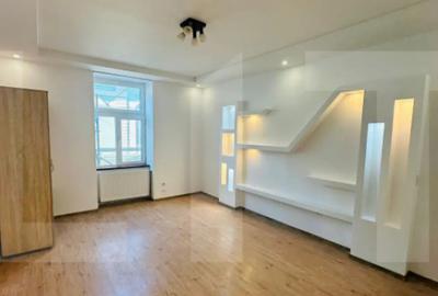 Apartament cu 3 camere semidecomandat în Central - 1