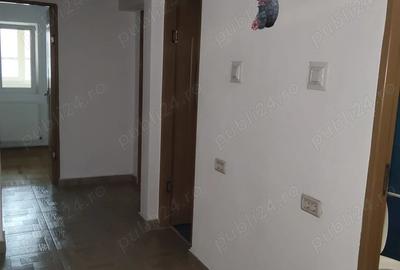 Vand apartament cu 4 camere decomandate in Caransebe?, cartier Pipirig, et.4 - 2