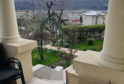 Casă cu 6 camere în Central