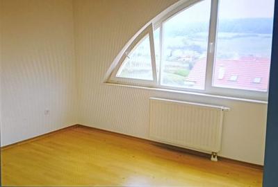 Casă cu 5 camere cu Teren 720 Mp în Livezeni - 2