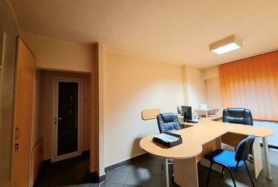 Spatiu birouri/comercial cu vitrina mare de 11 ml la B-dul Zizinului - 16