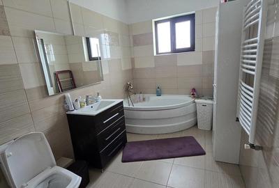 Casă cu 4 camere cu Teren 244 Mp în Central - 2
