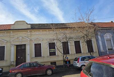 Vand ap 2 camere si dep, ultracentral , la curte comuna , 3 geamuri front stradal , reabilitata ext - 18