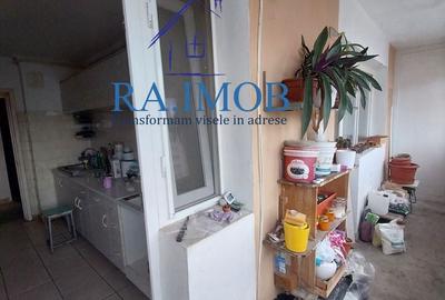 Apartament cu 3 camere decomandat în Republicii
