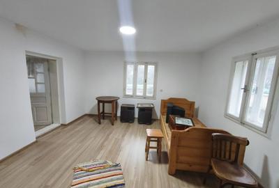 Casă cu 2 camere cu Teren 3000 Mp în Central - 3