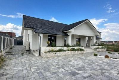 Casa cu 4 dormitoare, 4 bai si 2 bucatarii, terasa si beci  de vanzare in Oradea - 3
