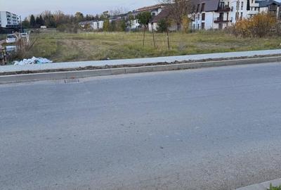 Spațiu comercial, în Tractorul - 2