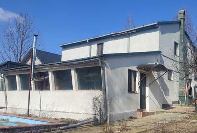 Casă cu 4 camere în Central - 2
