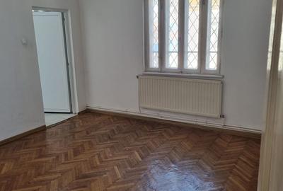 Casă cu 5 camere cu Teren 334 Mp în Calea București - 2