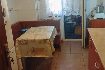 Vand Apartament 4 camere - decomandat, Cartier Crihala, Zona Pipa - 1