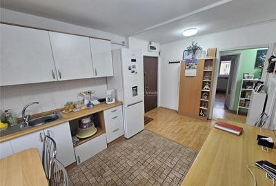 Apartament cu 3 camere decomandat în Micro II - 1